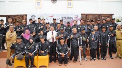 Pj Wali kota Pontianak Ani Sofian melepas 26 atlet paralympic Pontianak yang akan berlaga di ajang Pekan Paralimpiade Nasional (Peparnas) XVII tahun 2024 yang berlangsung di Solo Provinsi Jawa Tengah, Senin (30/9). Foto: egi