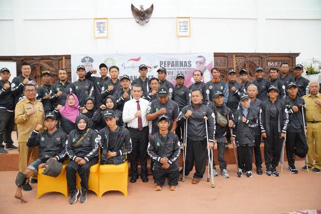 Pj Wali kota Pontianak Ani Sofian melepas 26 atlet paralympic Pontianak yang akan berlaga di ajang Pekan Paralimpiade Nasional (Peparnas) XVII tahun 2024 yang berlangsung di Solo Provinsi Jawa Tengah, Senin (30/9). Foto: egi