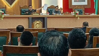 Ketua Sementara DPRD Kalbar Minsen didampingi Wakil Ketua Subhan M Nur memimpin rapat paripurna pengesahan 8 fraksi di DPRD Kalbar, Kamis (17/10) . Foto: rob