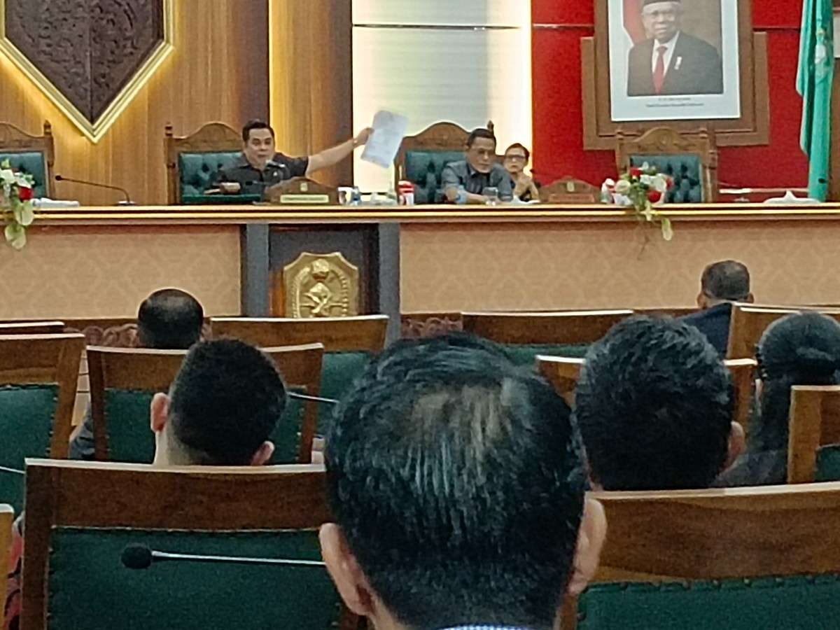 Ketua Sementara DPRD Kalbar Minsen didampingi Wakil Ketua Subhan M Nur memimpin rapat paripurna pengesahan 8 fraksi di DPRD Kalbar, Kamis (17/10) . Foto: rob