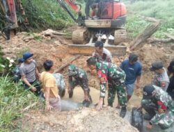 TNI/Polri dan Warga Gotong Royong Perbaiki Jembatan di Perbatasan Malaysia