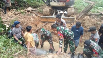 TNI/Polri dan Warga Gotong Royong Perbaiki Jembatan di Perbatasan Malaysia