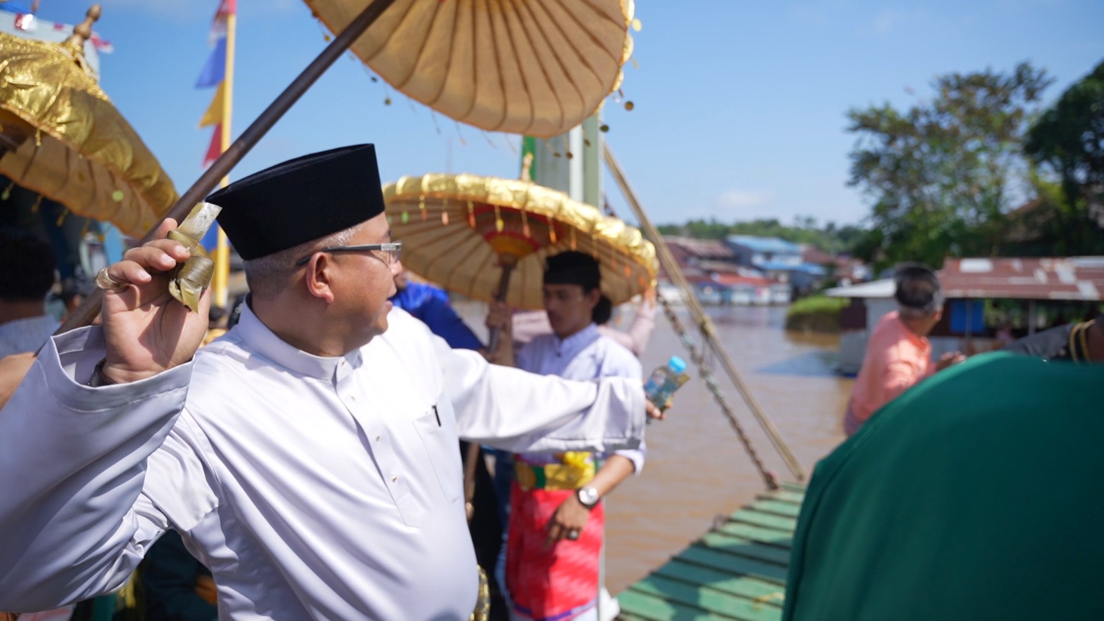 Lestarikan Mande Bedel Keraja dan Perang Ketupat