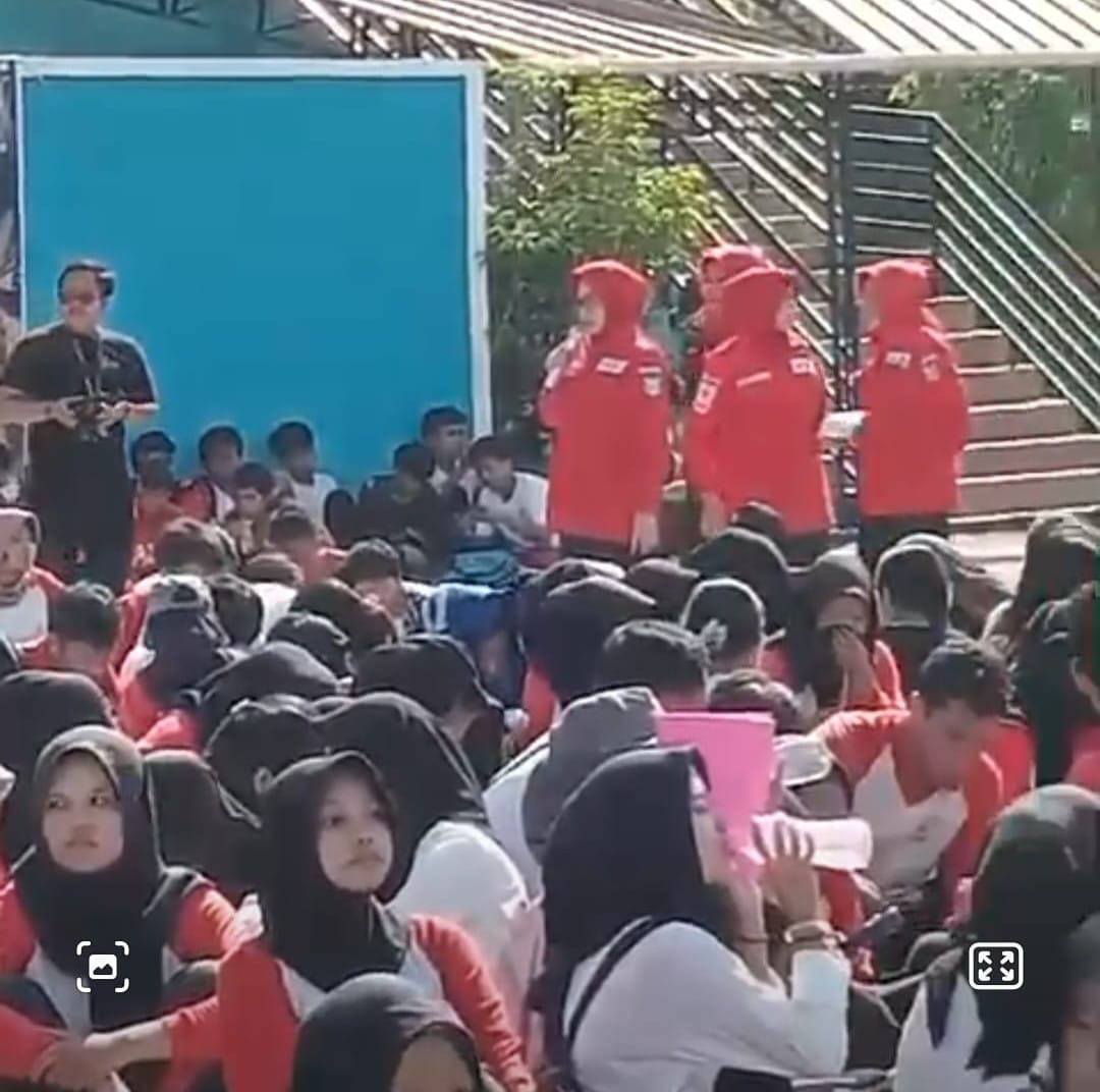 Istri Sutarmidji Kampanye Pilkada di Sekolah