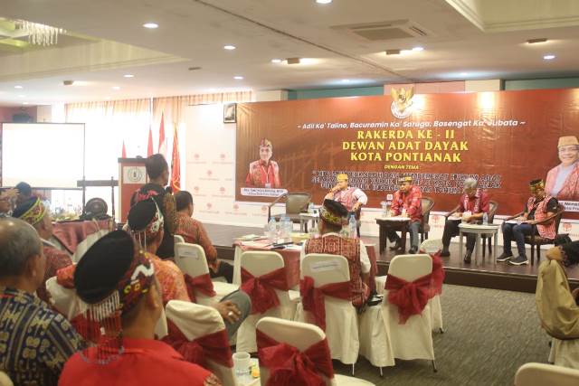 Dewan Adat Dayak (DAD) Kota Pontianak saat menggelar rakeda II pada Minggu (13/10) yang membahas sinergisitas hukum adat dan hukum positif. Foto: egi