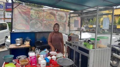 Marine yang menjual berbagai jenis makanan sarapan pagi, seperti nasi kuning, bubur ayam, dan lontong sayur. Usahanya kian berkembang berkat mengikuti program KUR Bank Kalbar. Foto: egi