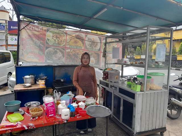 Marine yang menjual berbagai jenis makanan sarapan pagi, seperti nasi kuning, bubur ayam, dan lontong sayur. Usahanya kian berkembang berkat mengikuti program KUR Bank Kalbar. Foto: egi