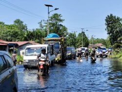 Distribusi Logistik Tersendat Akibat Banjir Rendam Jalan Trans Kalimantan