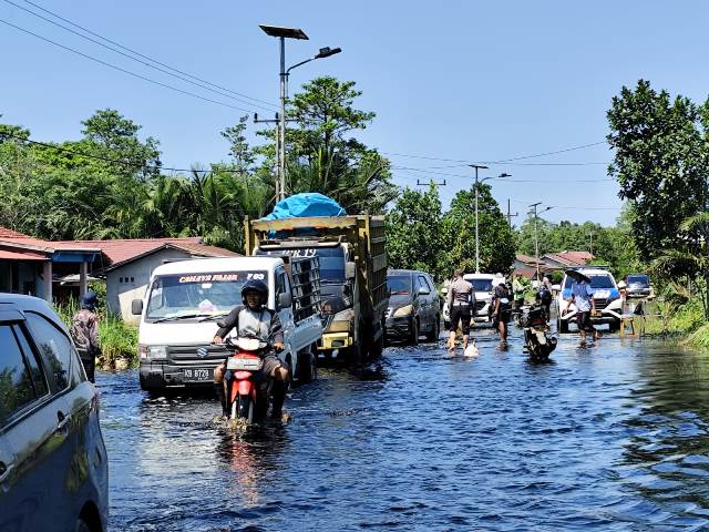 Distribusi Logistik Tersendat Akibat Banjir Rendam Jalan Trans Kalimantan