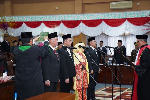 Empat orang Pimpinan DPRD Pontianak masa bakti 2024-2029 telah resmi dilantik oleh Ketua Pengadilan Negeri Pontianak, Kamis (24/10). Foto: egi
