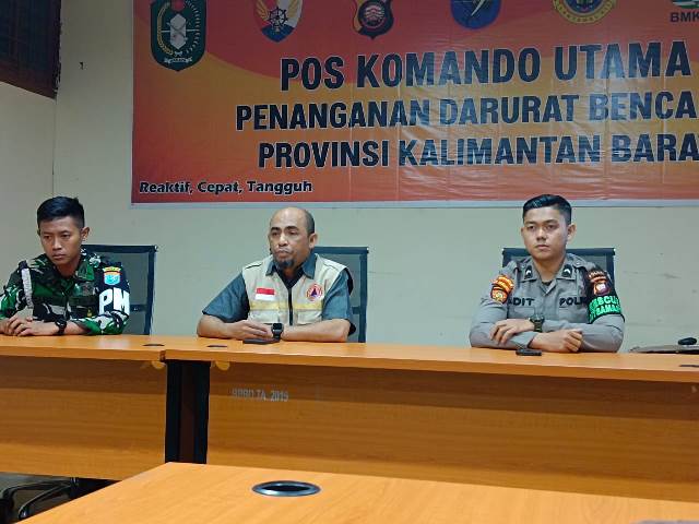 Kepala Bidang Kedaruratan dan Logistik BPBD Kalbar, Novel Umar saat memimpin briefing dengan menyatakan Satgas Operasi Udara Karhutla di Kalbar telah berakhir, Jumat (25/10). Foto: rob
