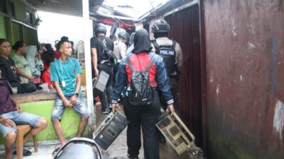 Ratusan Polisi Grebek Kampung Beting Sita Sabu dan Komputer