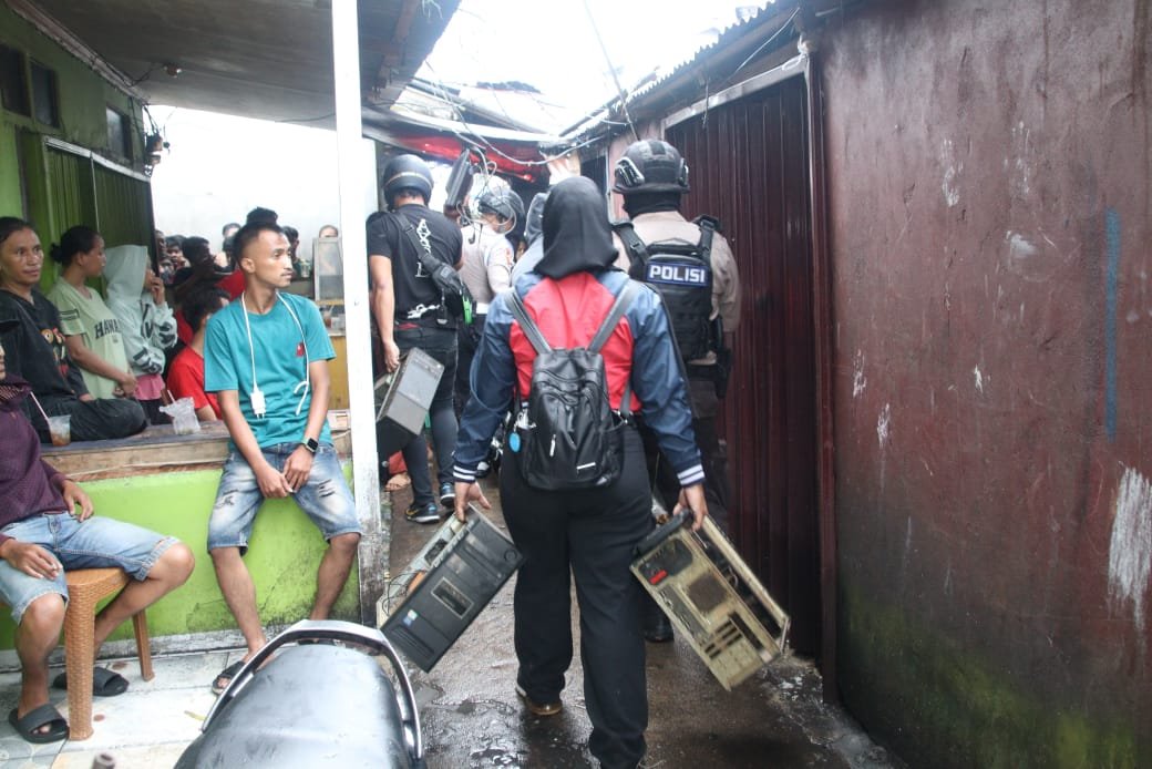 Ratusan Polisi Grebek Kampung Beting Sita Sabu dan Komputer
