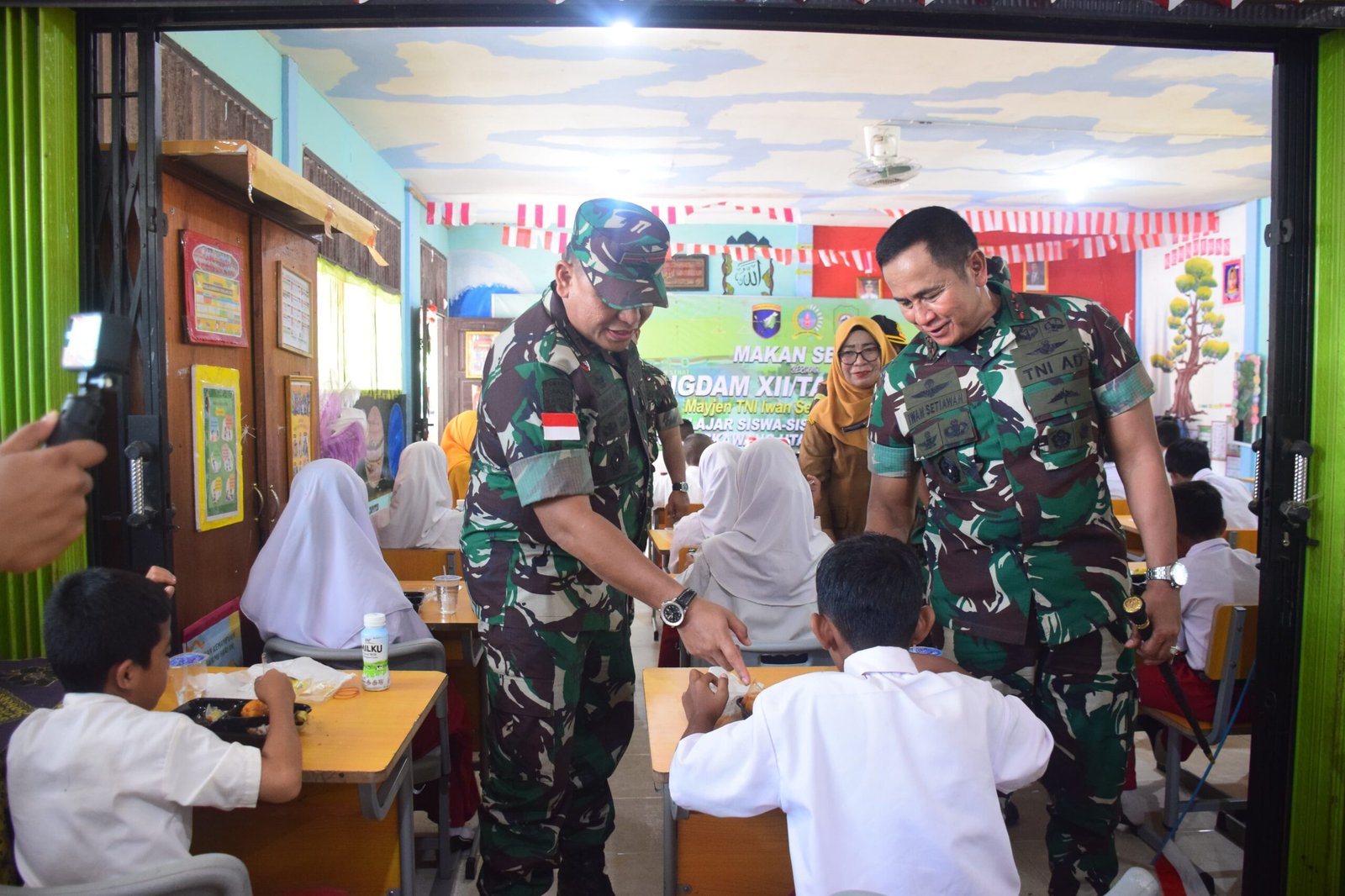 TNI Berikan Siswa di Singkawang Makan Gratis