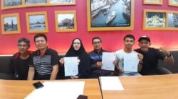 CEO Maha Dewi Karya Kreasi, Liliek Maelani didampingi Ketua Harian IPSI Pontianak Suherman, Wasit Juri IPSI Heri Aca, pelatih dan panitia saat konfrensi pers turnamen pencak silat MKK 1, Kamis (14/11). Foto: egi