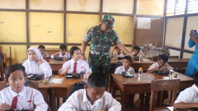 Danrem 121/Abw Berikan Makanan Gratis di SDN 32 Ketapang