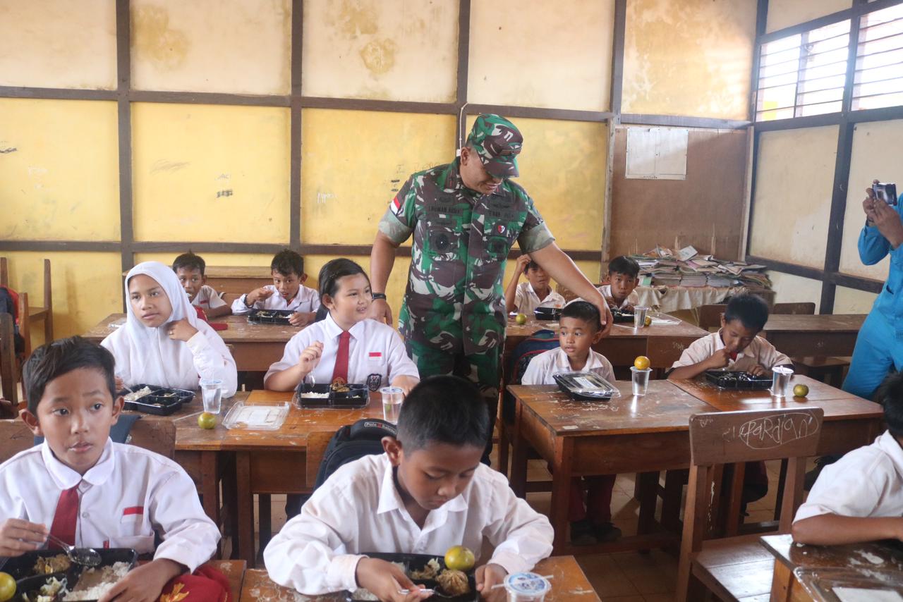 Danrem 121/Abw Berikan Makanan Gratis di SDN 32 Ketapang