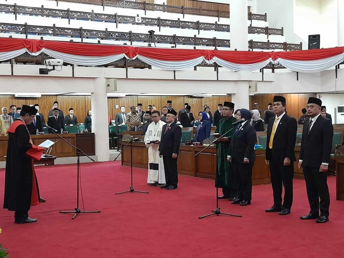 Pimpinan Definitif DPRD Kalbar Resmi Dilantik
