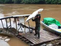 TNI Kawal Distribusi Logistik Lewat Sungai