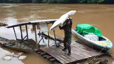 TNI Kawal Distribusi Logistik Lewat Sungai