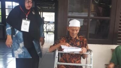 Lansia dan Disabilitas Antusias Nyoblos di Panti Jompo