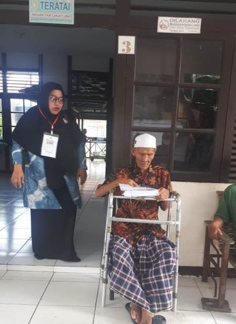 Lansia dan Disabilitas Antusias Nyoblos di Panti Jompo