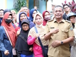 Warga Antre Beli Sembako Murah