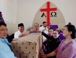 Aliansi Lintas Etnis Kalbar Hadiahkan Pohon Natal