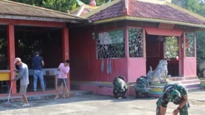 TNI Bersihkan Tempat Ibadah