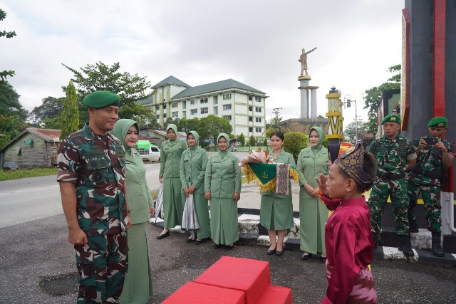 Danrem 121/Abw Brigjen Purnomosidi Disambut Dengan Ritual Adat