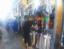 Warga Jakarta Cari Baju Lelong di Pontianak