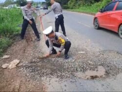 Polisi Tambal Jalan Nasional Makan Korban