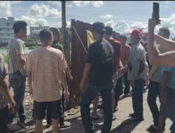 Warga Bongkar Paksa Portal Penutup Jalan