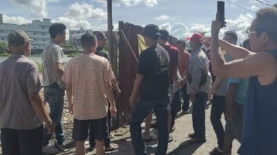 Warga Bongkar Paksa Portal Penutup Jalan