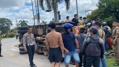 Rem Blong, Truk Tabrak Tiga Motor