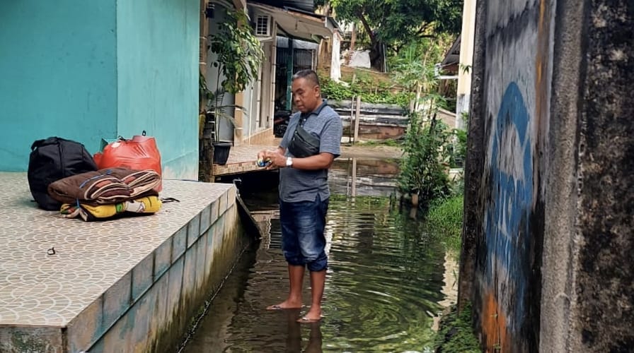 Kondisi halaman rumah warga yang terendam banjir akibat longsor yang menutupi saluran drainase induk di jalan Ahmad Yani, Minggu (11/1). Foto: pek