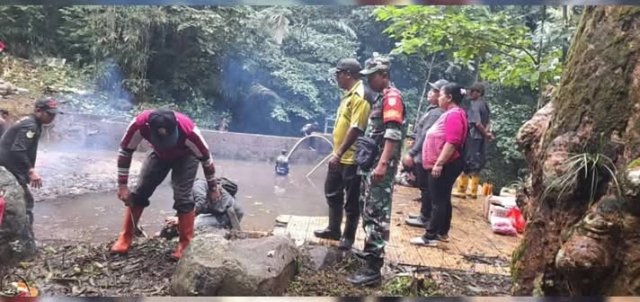 Tim gabungan dari beberapa unsur melakukan pembersihan terhadap objek wisata Gunung Poteng Singkawang. Foto: uck