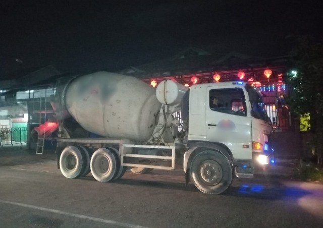 Pengendara Motor Tewas Dilindas Mixer Truk