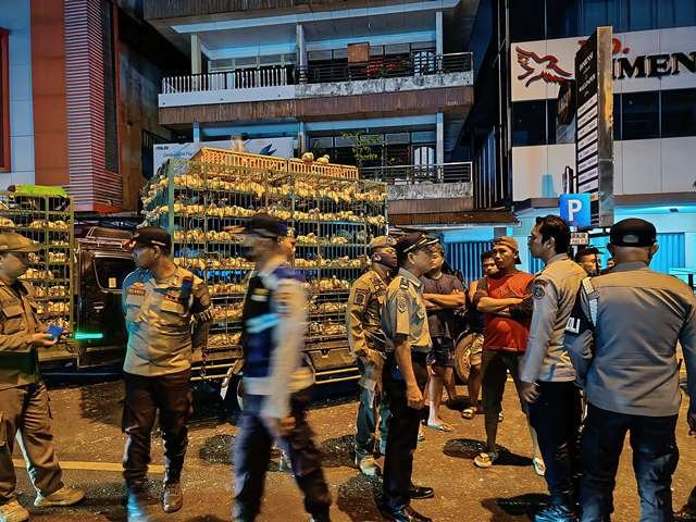 15 Pick up Bongkar Muat Ayam di Bahu Jalan Ditilang