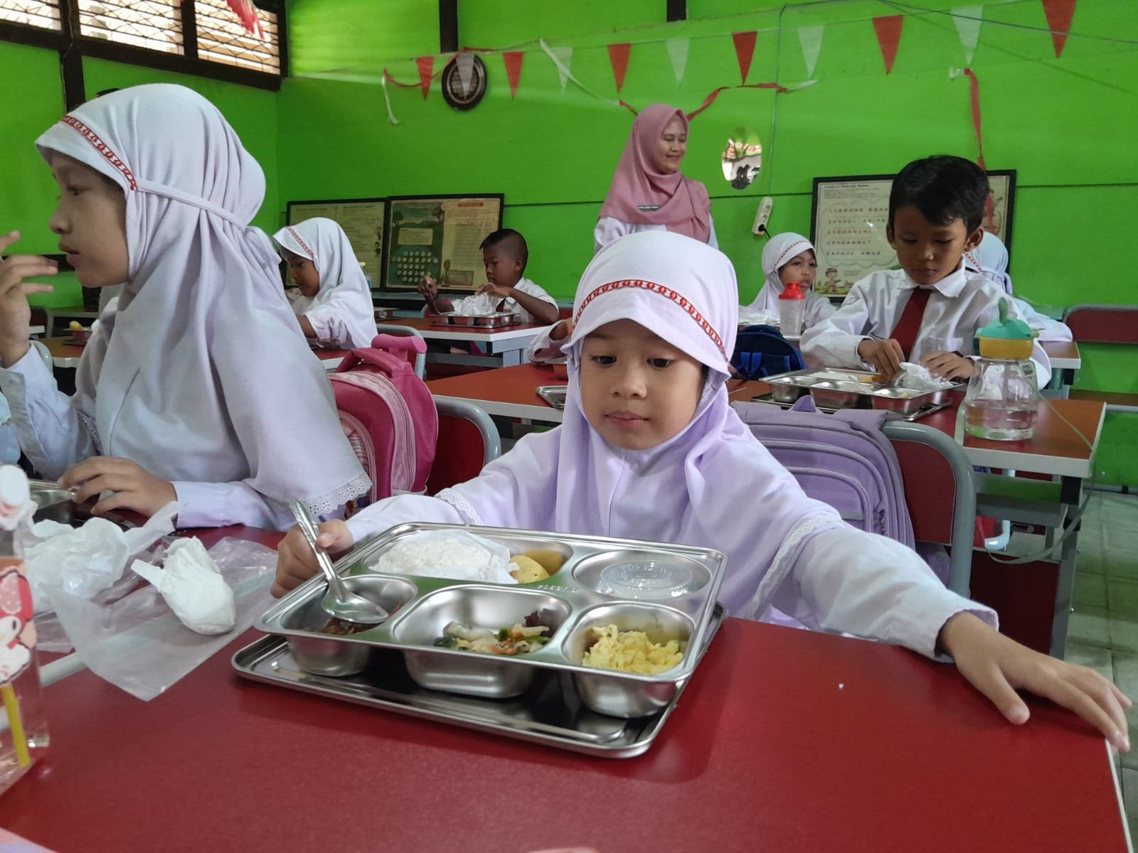Hari Pertama Makan Bergizi Gratis di Pontianak 1.079 Kotak. Alokasi Makanan Rp 8-10 Ribu