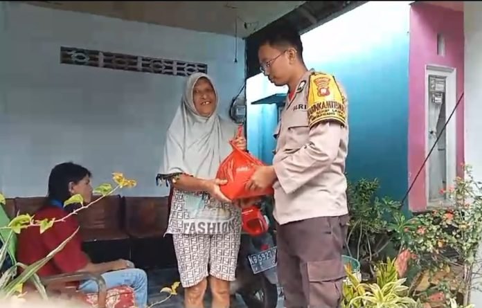 Warga Kurang Mampu Dapat Bantuan Sembako