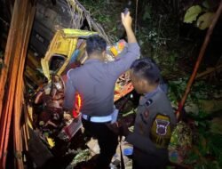 Dua Orang Tewas Akibat Truk Terjun ke Jurang 15 Meter