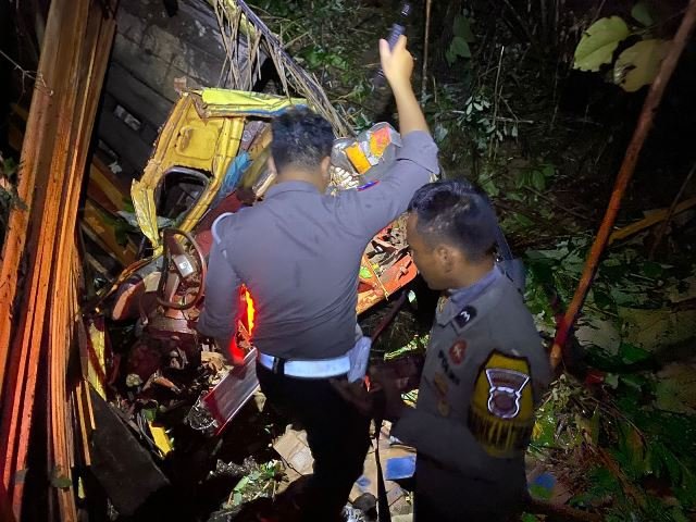 Dua Orang Tewas Akibat Truk Terjun ke Jurang 15 Meter