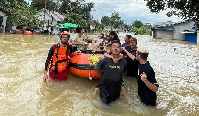 Salurkan Bantuan Korban Banjir Landak