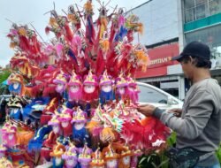 Pedagang Cirebon Mengadu Peruntungan Jual Naga dan Barongsai Mini di Pontianak