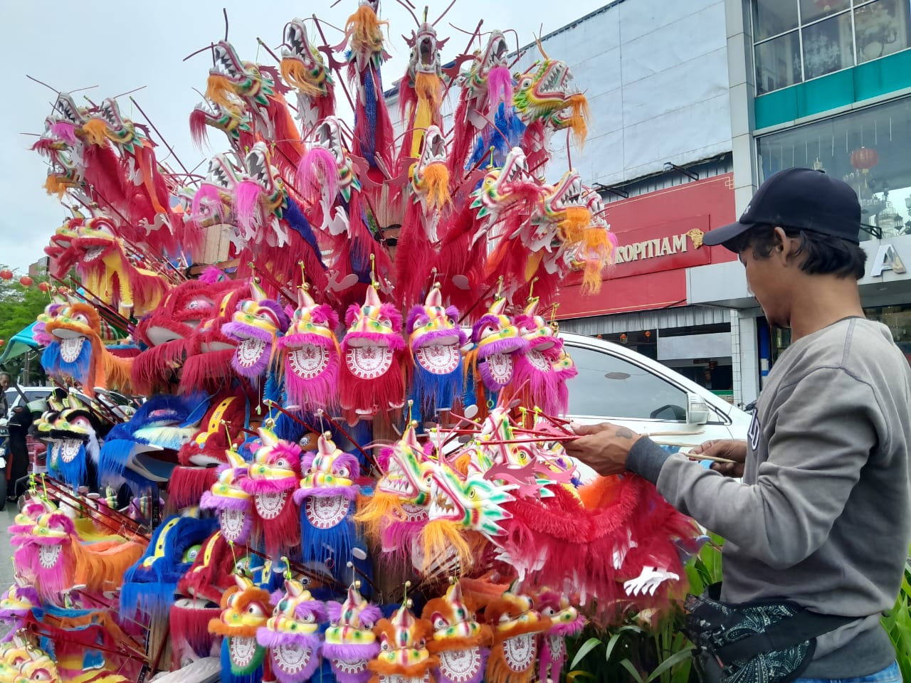 Pedagang Cirebon Mengadu Peruntungan Jual Naga dan Barongsai Mini di Pontianak