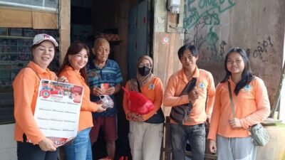 Perwakab Berikan Bantuan Sembako Lansia Kurang Mampu
