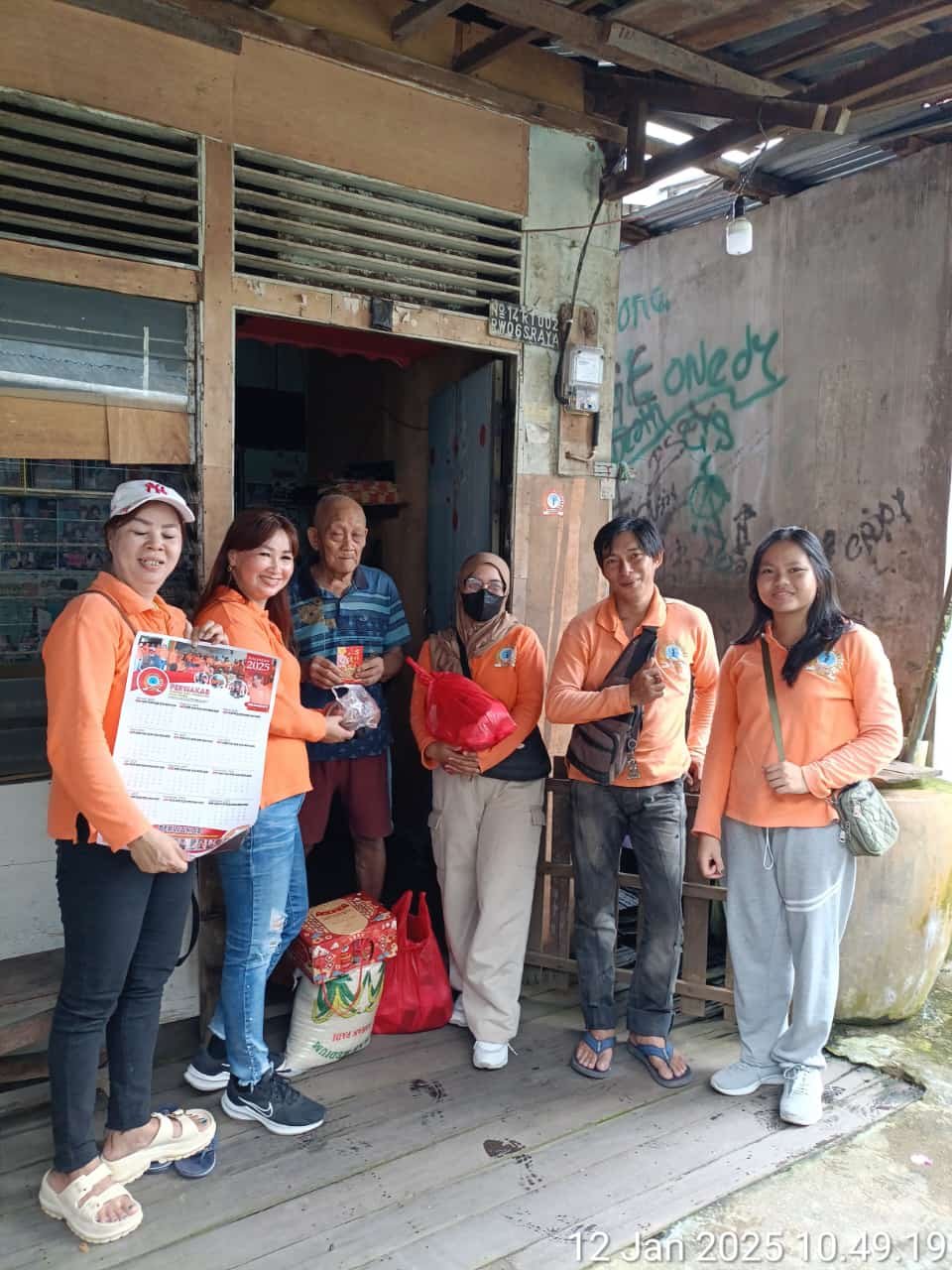 Perwakab Berikan Bantuan Sembako Lansia Kurang Mampu