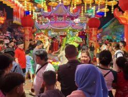 Gemerlap Warna Warni Lampion Meriahkan Imlek
