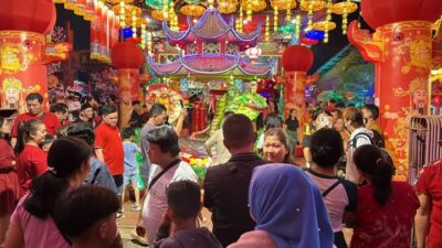 Gemerlap Warna Warni Lampion Meriahkan Imlek